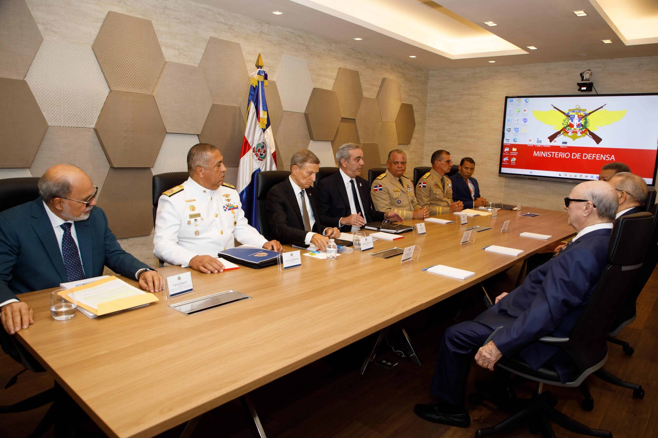 Abinader y los expresidentes acuerdan crear una política nacional sobre Haití