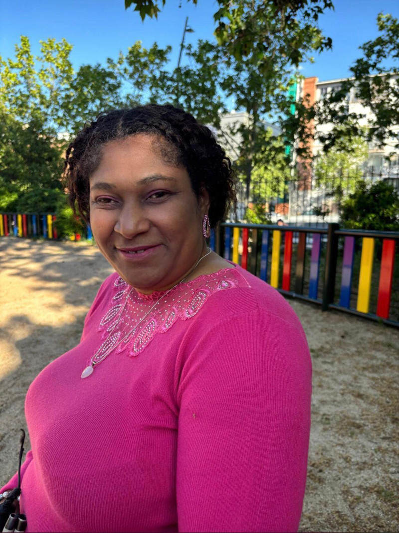 Madre dominicana enfrenta la discapacidad visual sola con su hija en Madrid