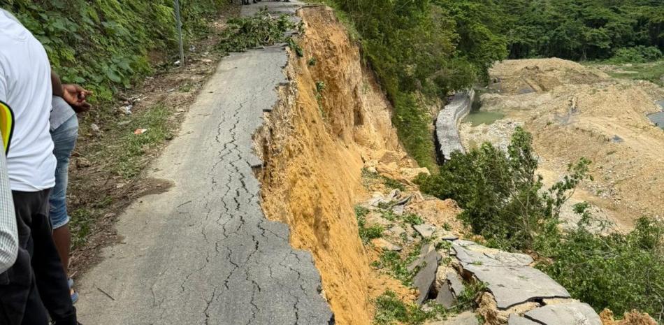 Colapsa tramo de carretera -Samangola-Boca de Nigua en San Cristóbal
