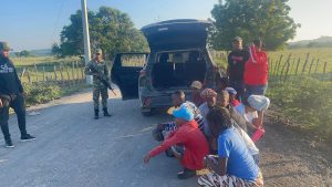 Arrestan hombre y mujer con 18 inmigrantes indocumentados en dos jeepetas en Dajabón y Valverde