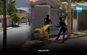 Haitiano le da trompón a agente de Migración y lo noquean de una pedrada