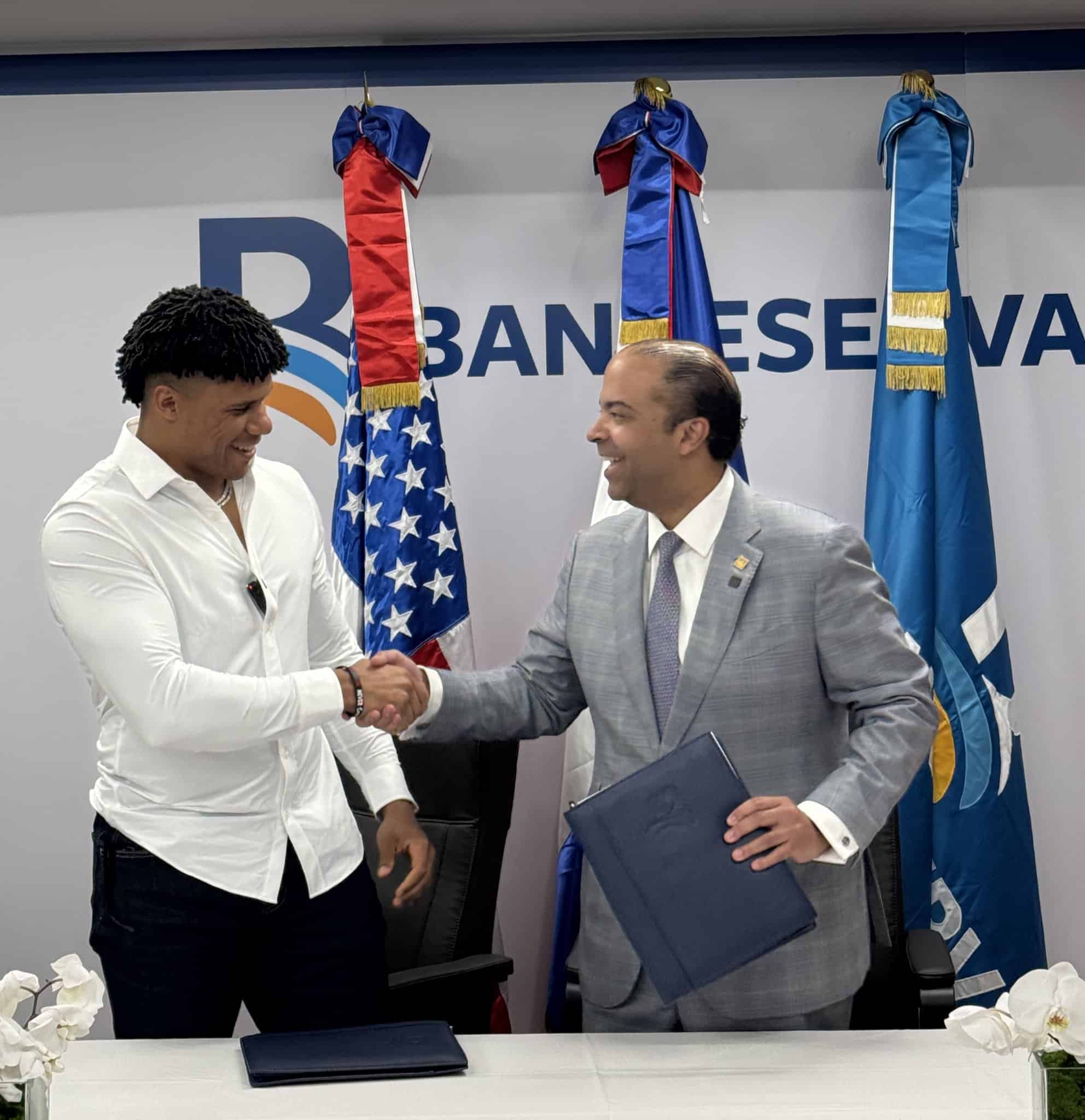 Juan Soto confirma que jugará en el Clásico Mundial, al ser presentado como embajador de Banreservas
