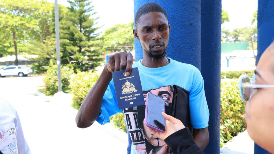 Haitianos esperan años por su pasaporte, pero pagando hasta RD$50 mil lo consiguen rápido